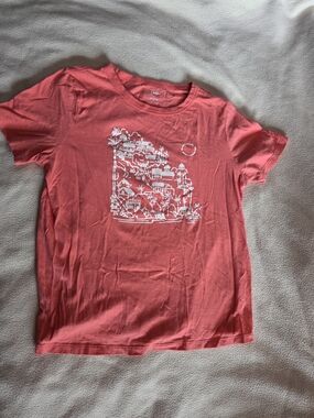 ☀️ 3/$15 Coral Short Sleeve Graphic Tee with White Island Print